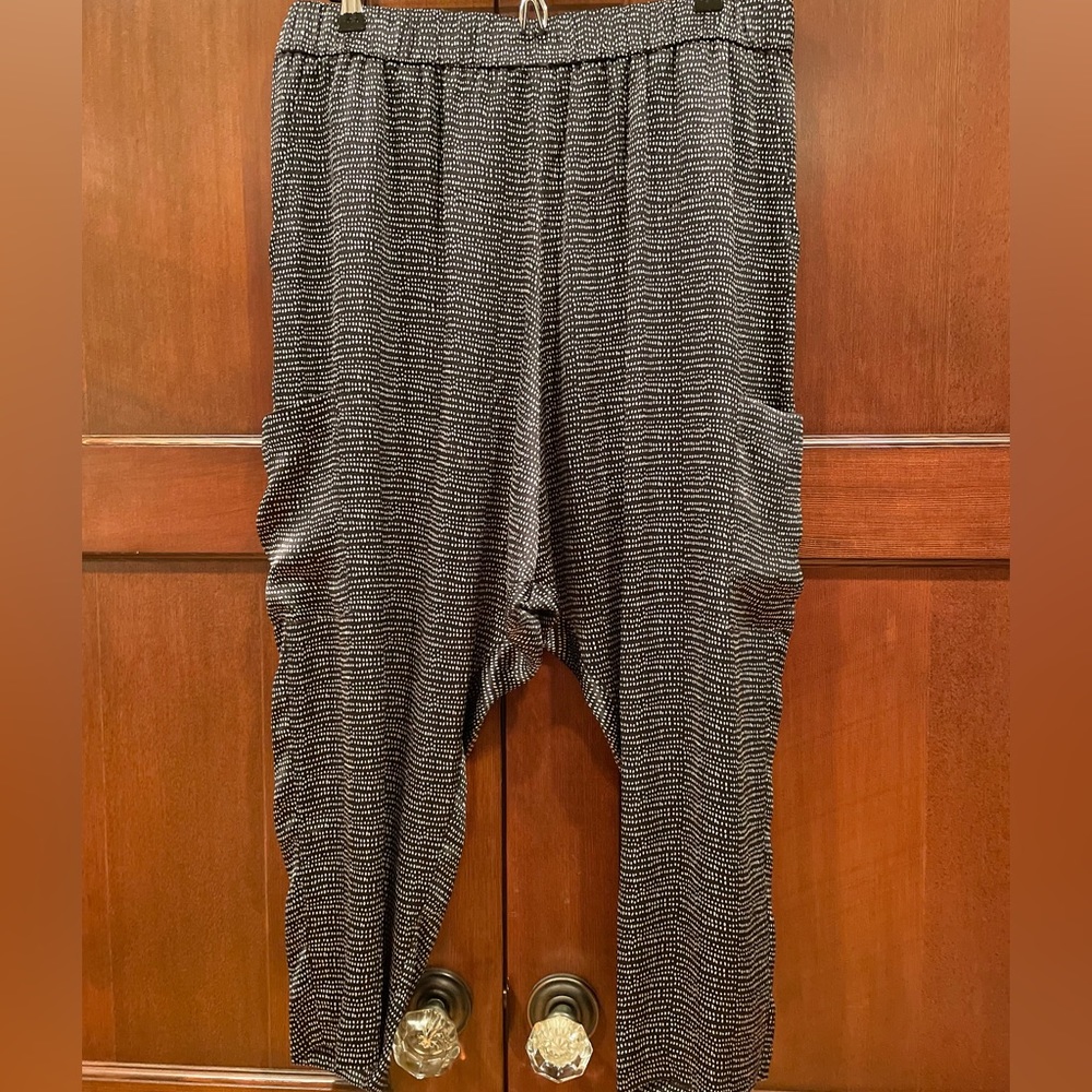 Eileen Fisher 100% silk harem pants black and white pattern pockets